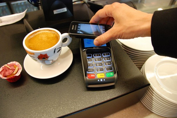 1024px-Mobile_payment_03